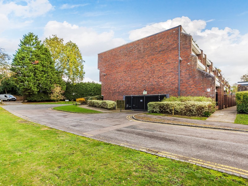 2 Bed Apartment To Rent in Reigate